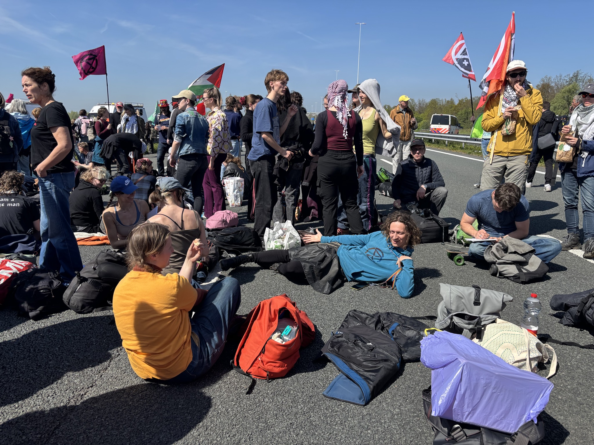 Teun(tje) ligt op de snelweg